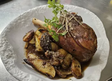 Souris de gigot d'agneau braisé au foin du village