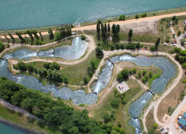 Vue aérienne de la rivière artificielle