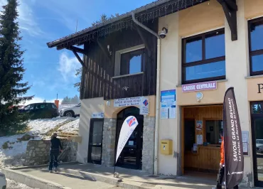 Extérieur hiver de l'Office du tourisme place de la crémaillère - station du Revard