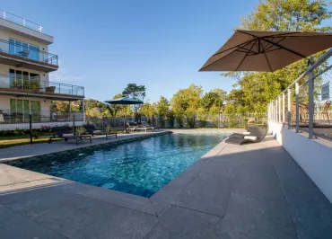 Photo prise de l'extérieur avec une vue sur la piscine