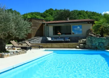 La piscine de la chambre d'hôtes Chez Amélie, à Crémieu
