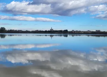 Point de vue sur les remparts d'Aigues-Mortes classé depuis l'étang de la Marette