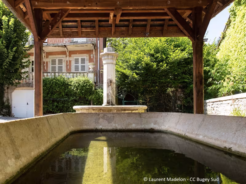 Bac et fontaine caractéristiques de la région du Bugey