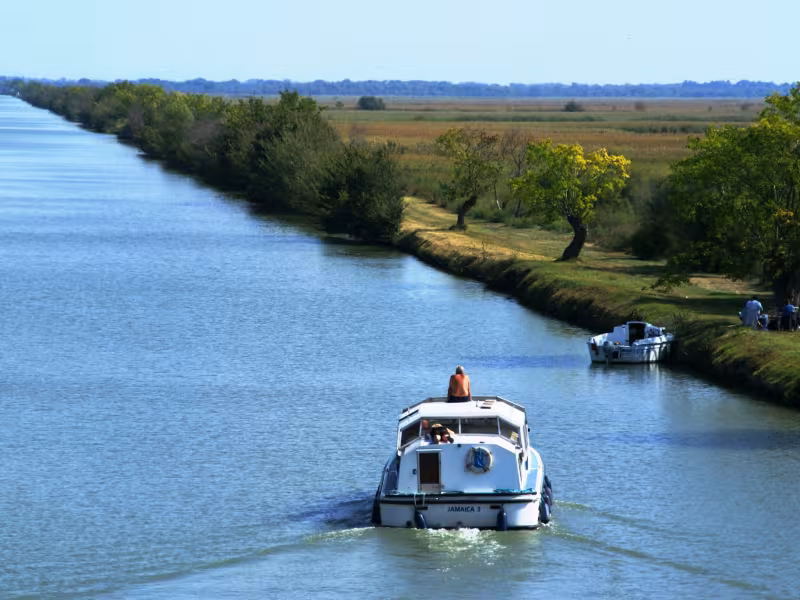Bateau sur le canal du Rhône à Sète vers Gallician