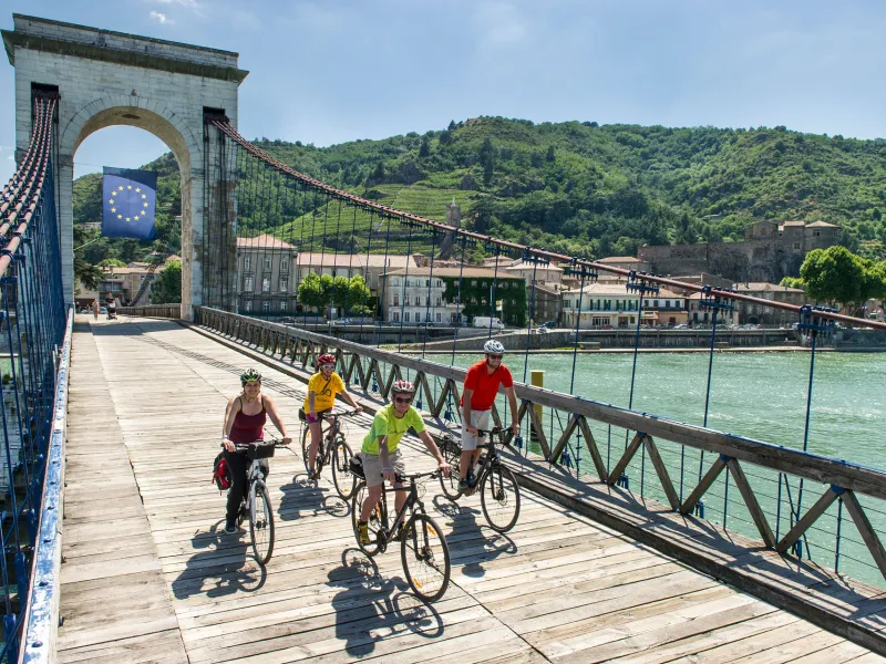Cyclistes sur la passerelle Marc Seguin à Tournon-sur-Rhône/Tain-L'Hermitage