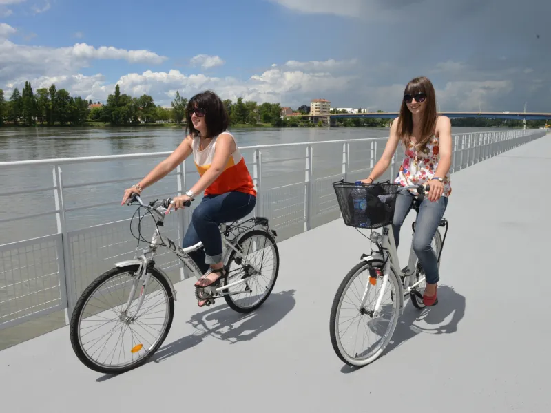 Cyclistes le long du Rhône à Valence