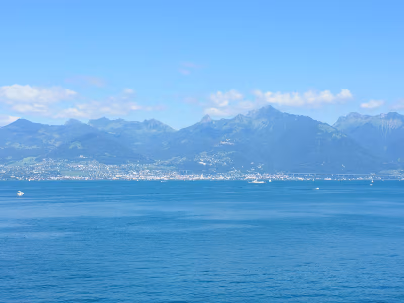 Le bleu du Lac Léman et les montagnes côté Suisse