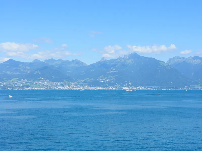 Le bleu du Lac Léman et les montagnes côté Suisse