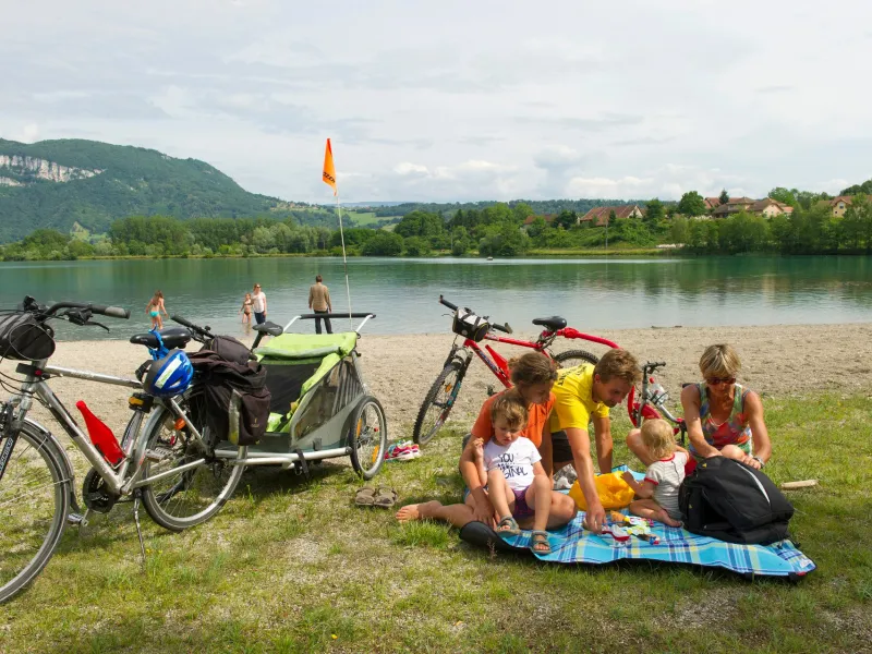 Pausé vélo au bord du lac de Glandieu sur la ViaRhôna