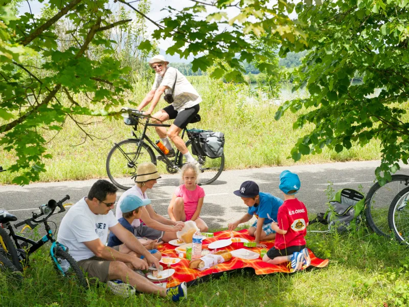 Pique-nique en famille à Belley sur la ViaRhôna