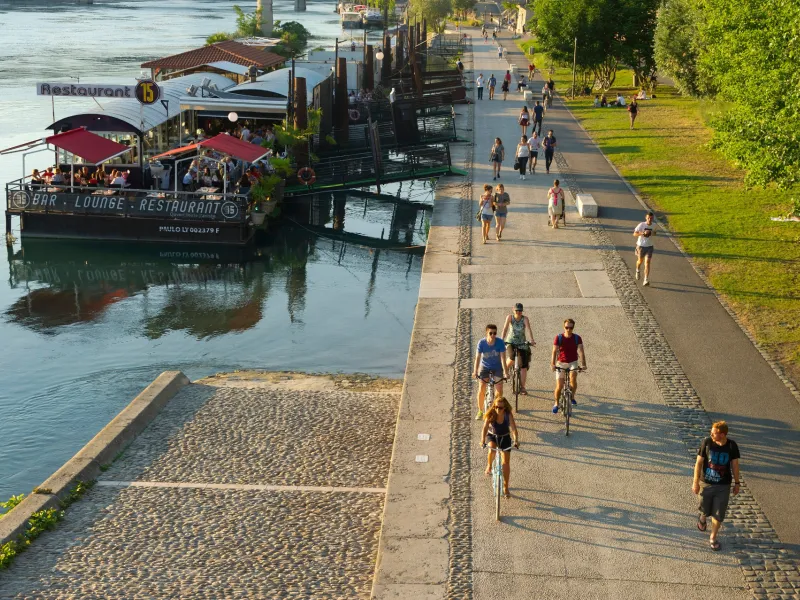 Piste cyclable à côté du Rhône et des bateaux à Lyon 
