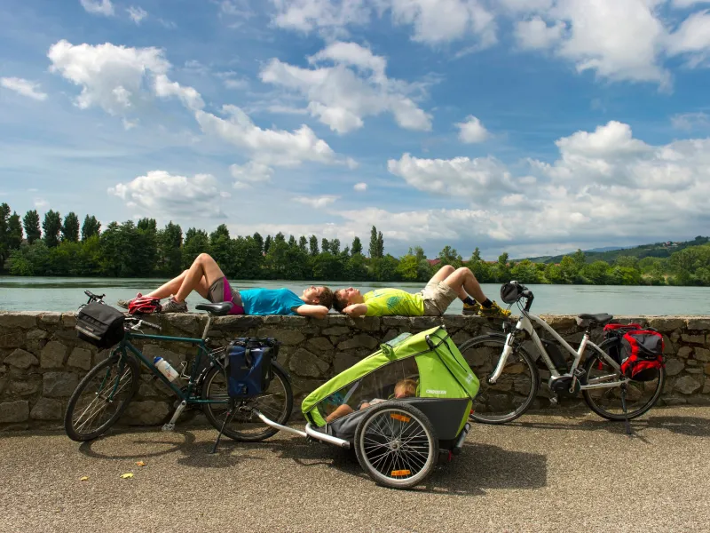 Repos de cyclistes au bord du Rhône sur la ViaRhôna
