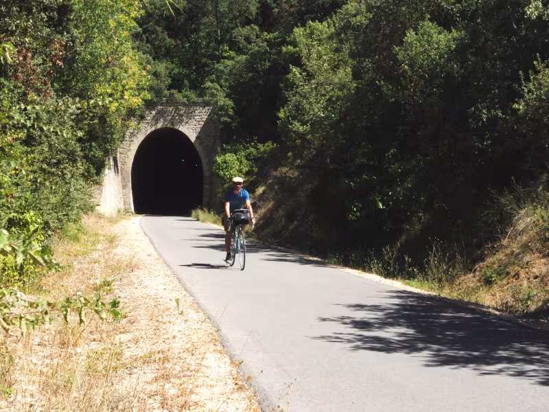 Piste cyclable sous le tunnel de Montfrin