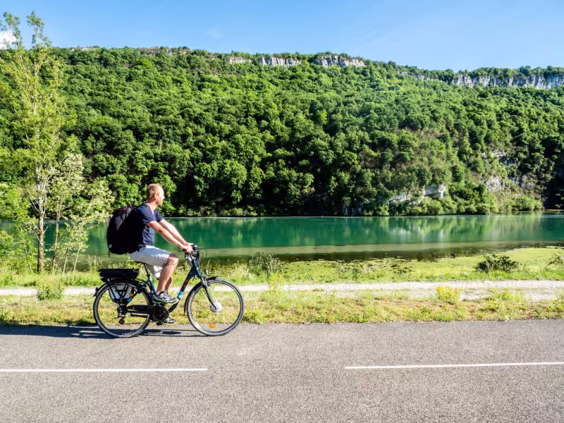 Vélo sur la ViaRhôna dans le Haut-Rhône près de Bugey