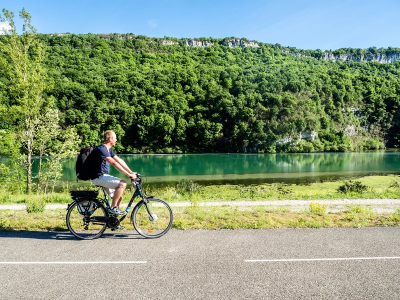 Vélo sur la ViaRhôna dans le Haut-Rhône près de Bugey