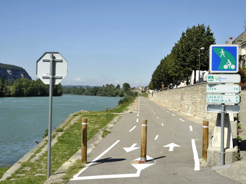Piste cyclable le long du Rhône sur la ViaRhôna