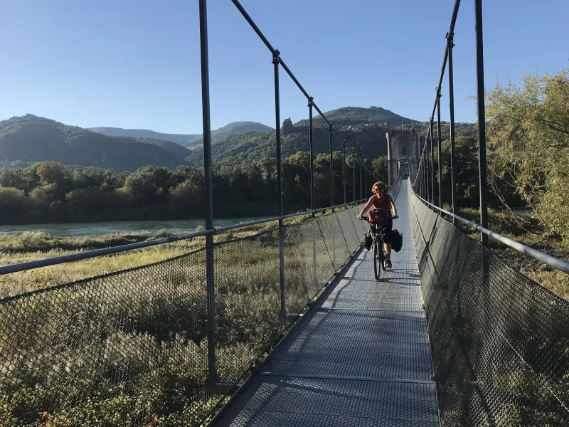Sur la passerelle de Rochemaure