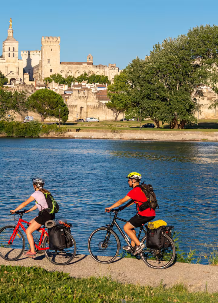Cyclistes le long du Rhône face à Arles