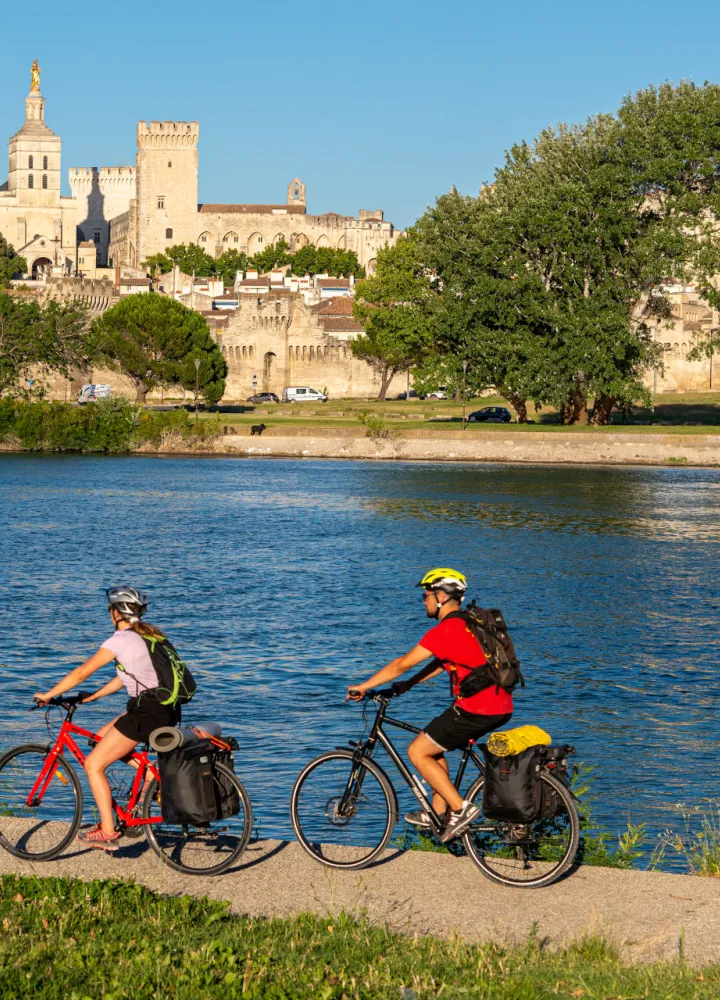 Cyclistes le long du Rhône face à Arles