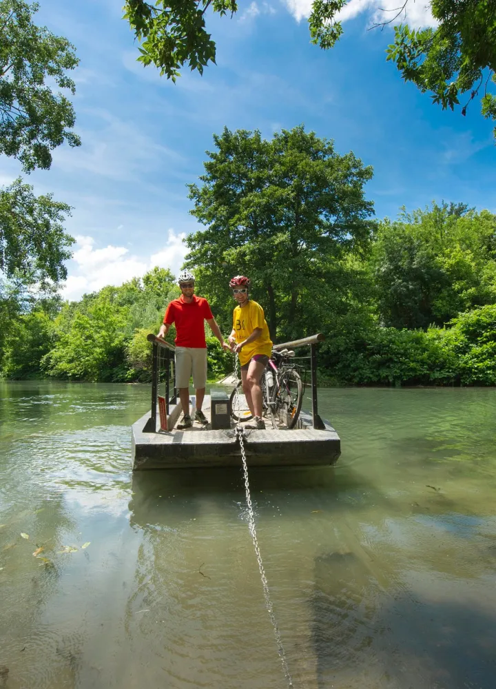 Promenade en barque dans la réserve naturelle de l'Île de la Platière