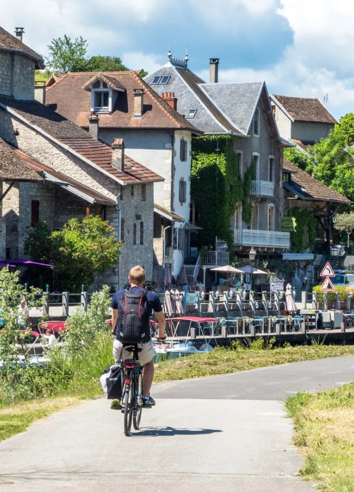Le canal de Savière à vélo à Chanaz - ViaRhôna