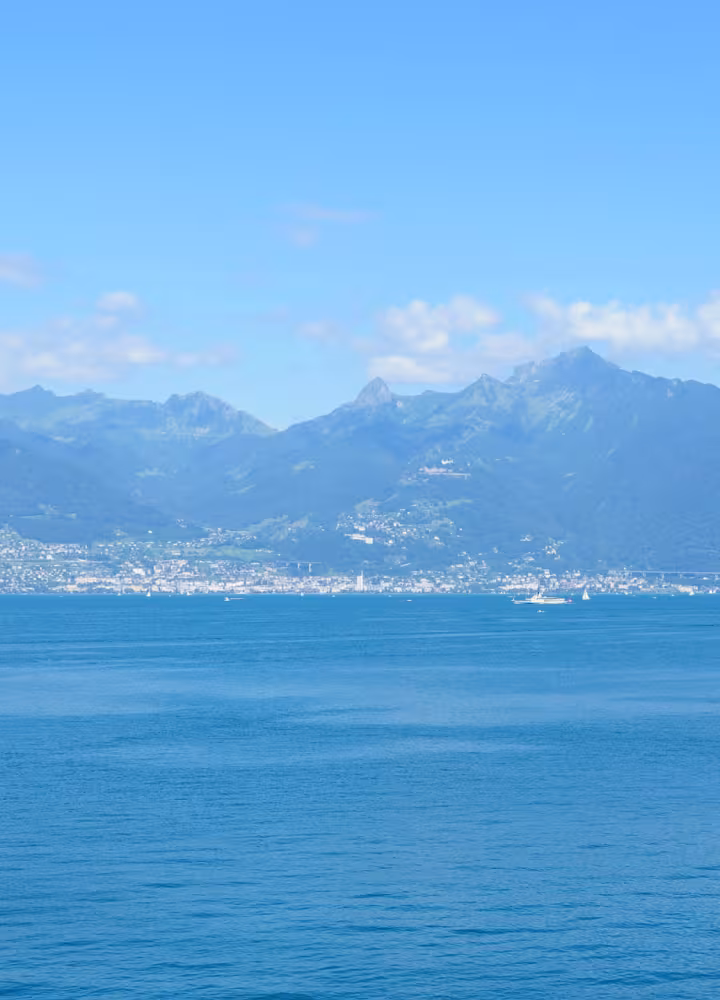Le bleu du Lac Léman et les montagnes côté Suisse