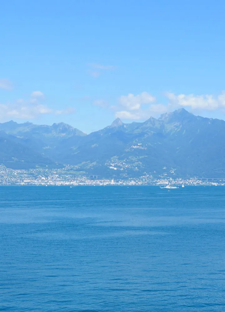 Le bleu du Lac Léman et les montagnes côté Suisse