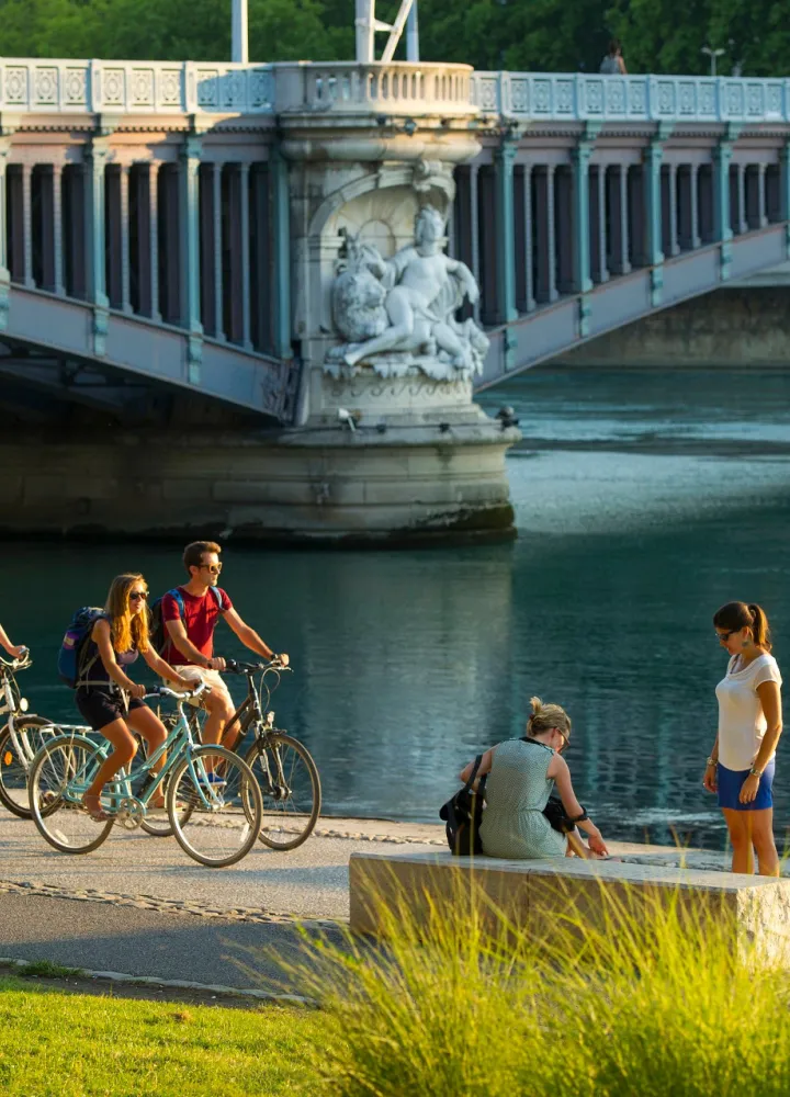 Voyageur à vélo le long du Rhône à Lyon