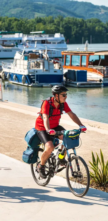 Couple à vélo sur les quais de Tournon sur Rhône (Ardèche)