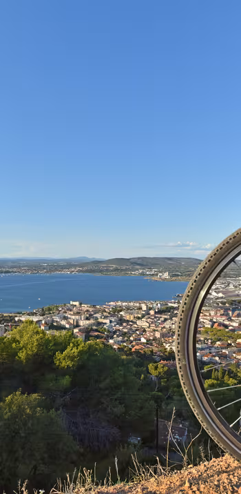Panorama sur la ville de Sète et l'étang de Thau