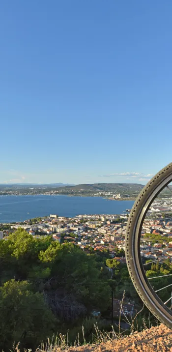 Panorama sur la ville de Sète et l'étang de Thau