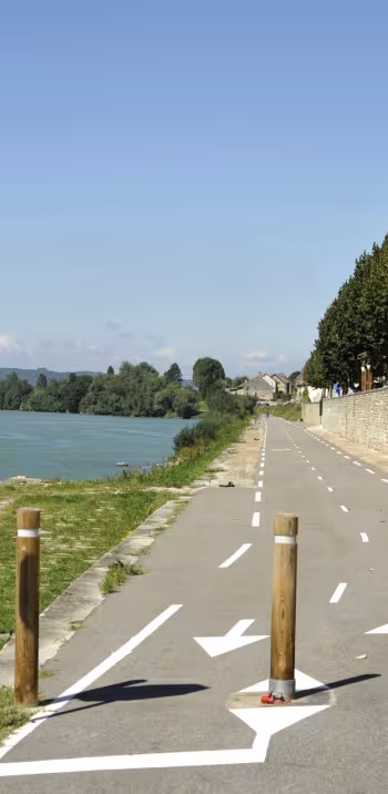Piste cyclable le long du Rhône sur la ViaRhôna