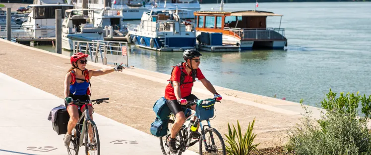 Couple à vélo sur les quais de Tournon sur Rhône (Ardèche)
