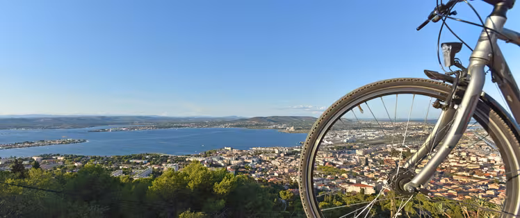 Panorama sur la ville de Sète et l'étang de Thau