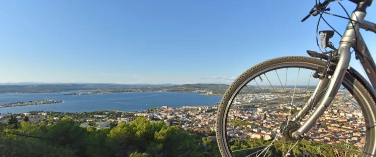 Panorama sur la ville de Sète et l'étang de Thau