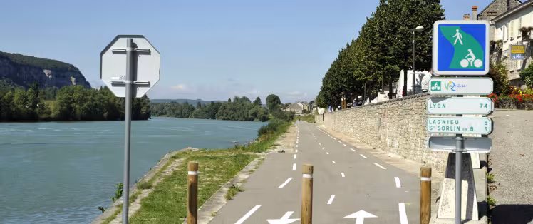 Piste cyclable le long du Rhône sur la ViaRhôna
