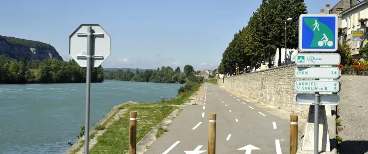 Piste cyclable le long du Rhône sur la ViaRhôna