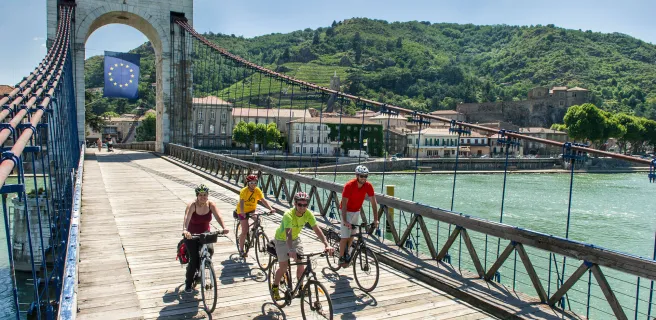 Cyclistes sur la passerelle Marc Seguin à Tournon-sur-Rhône/Tain-L'Hermitage