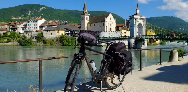 A vélo devant la pont vierge noire à Seyssel