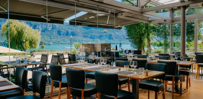 Salle principale avec vu lac