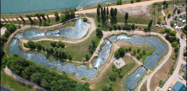 Vue aérienne de la rivière artificielle