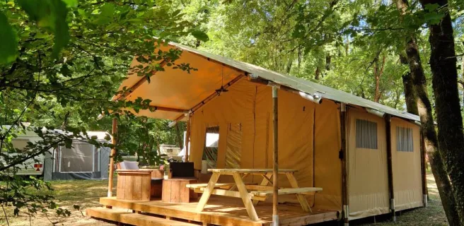 Tente lodge au camping de la Vallée Bleue de Montalieu Vercieu