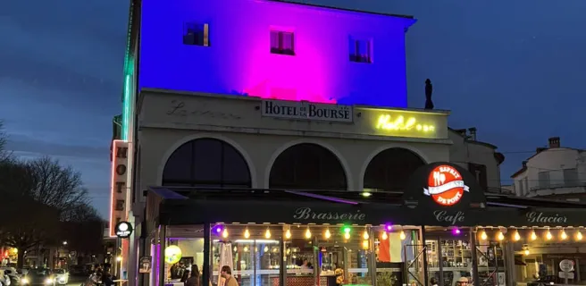 Vue sur la bâtisse en soirée