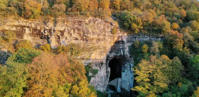 Entrée des Grottes vue du ciel - A moins d'une heure de Lyon