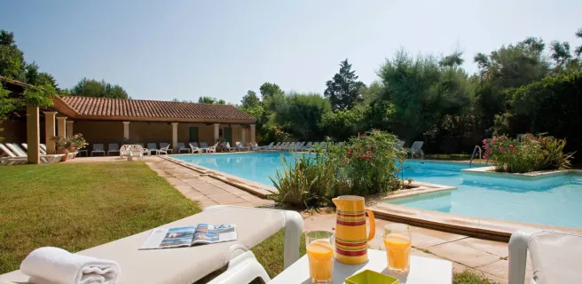 transat au bord de la piscine - Le mas des sables