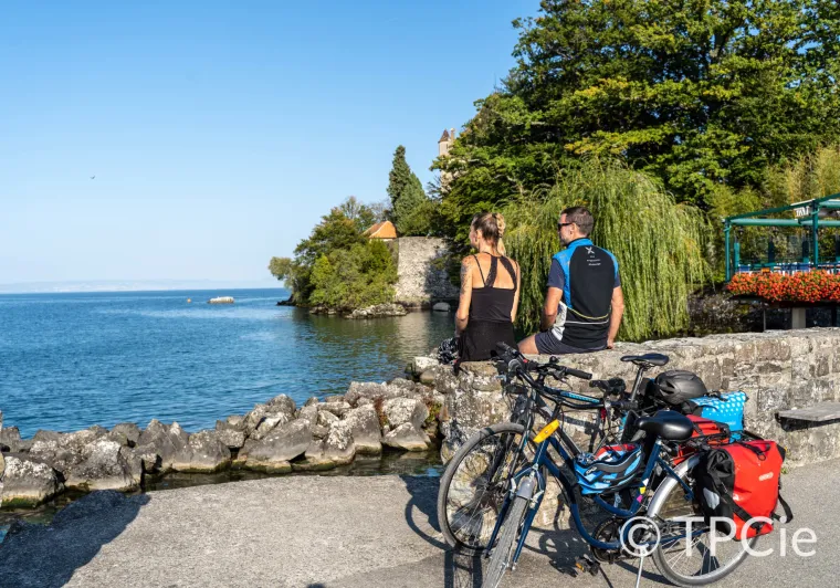 Cyclistes faisant une pause devant le lac Léman 