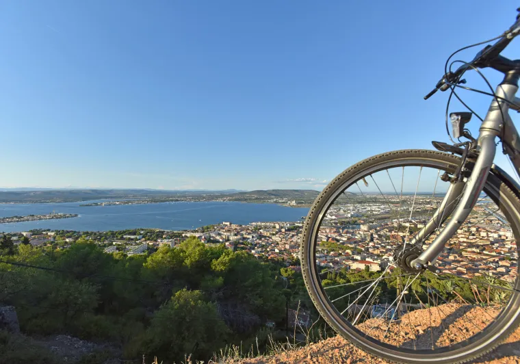 Panorama sur la ville de Sète et l'étang de Thau
