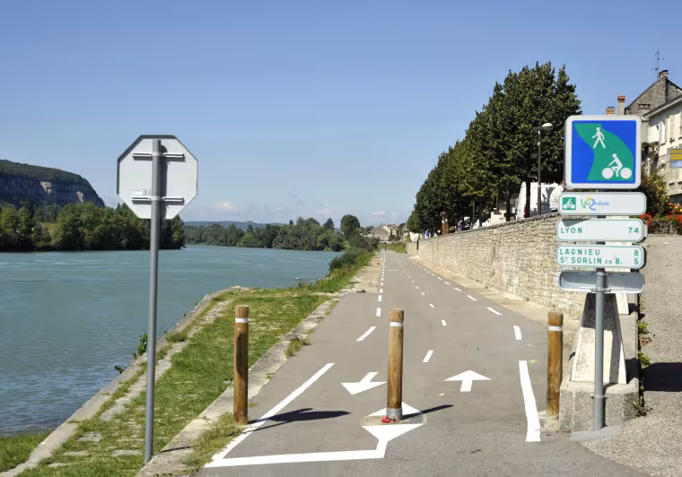 Piste cyclable le long du Rhône sur la ViaRhôna