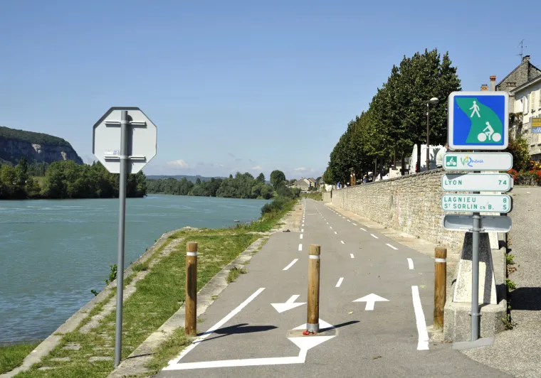 Piste cyclable le long du Rhône sur la ViaRhôna