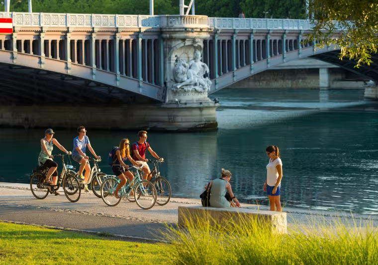 Voyageur à vélo le long du Rhône à Lyon